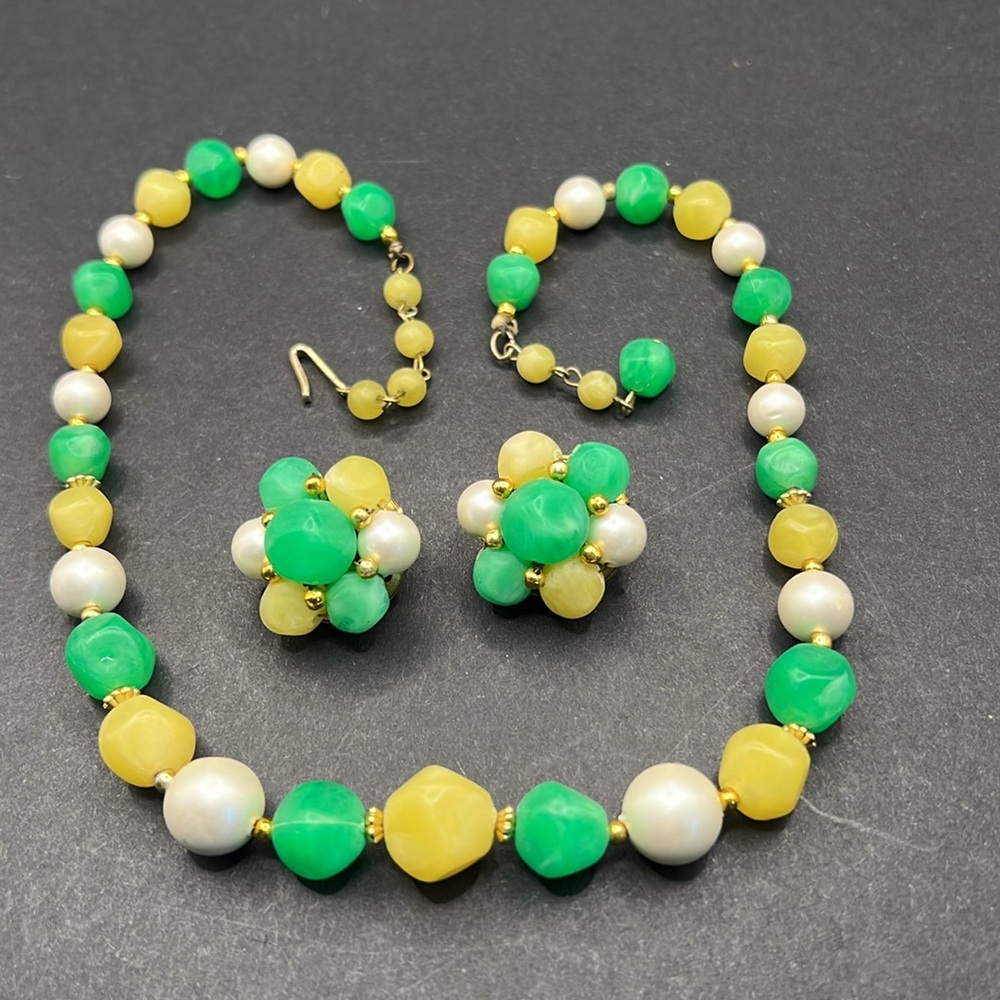 Vintage Hong Kong necklace and clip on earrings